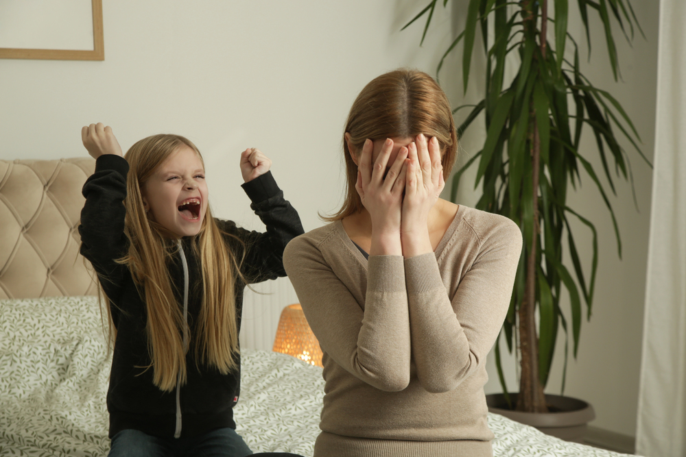 Gyerek hisztizik, anyuka fej�t fogja