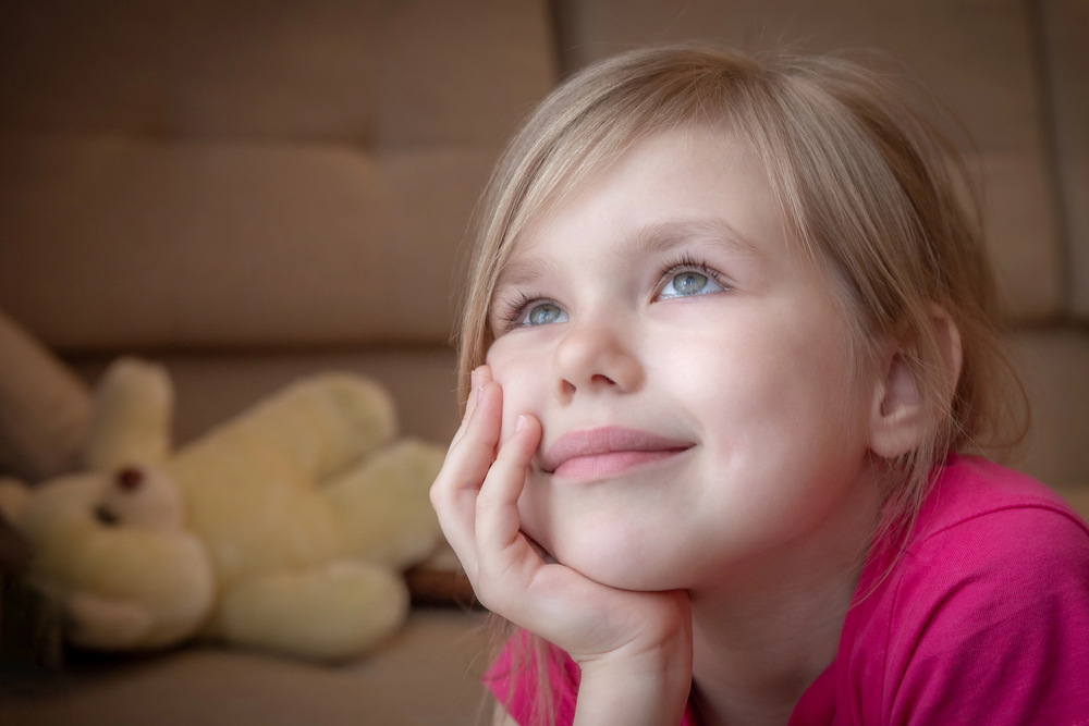 Kislány visszaemlékezik kellemes emlékekre Kislány visszaemlékezik kellemes emlékekre