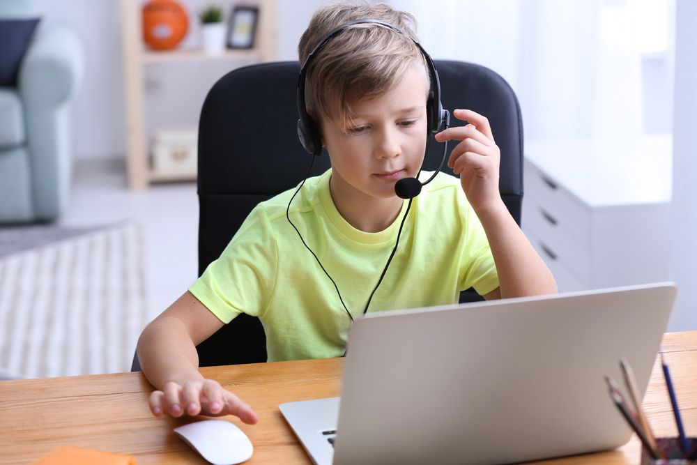 Gyerek laptopon j�tszik