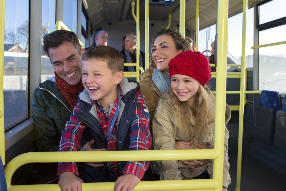 Csal�d busszal megy kir�ndulni