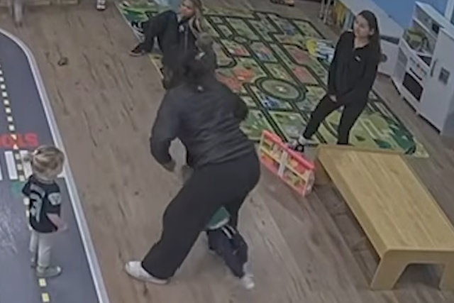 Agys�r�l�st szenvedett a 23 h�napos kisfi�, akit feldobott a gondoz�, de nem tudott elkapni - VIDE�VAL