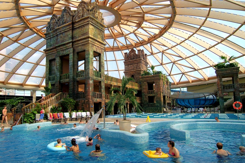 Ingyen luxus 7 éves korig - Ramada Resort - Aquaworld Budapest a ...