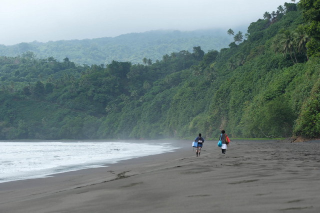 vakcinaszállítás egy vanuatui faluba