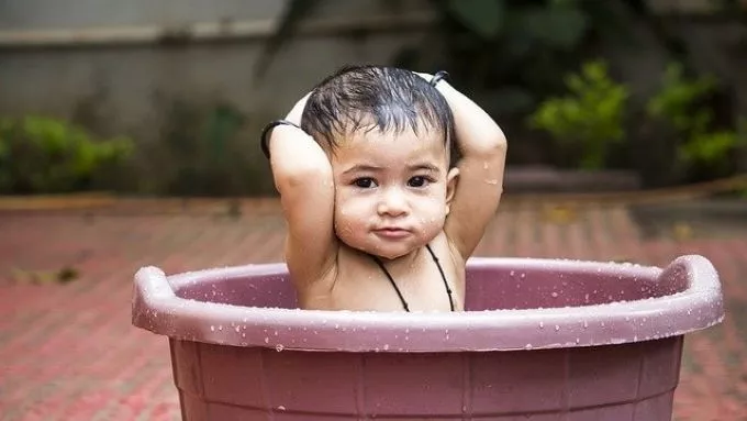 A sztárpár gyerekei csak akkor mosdanak, ha már nagyon koszosak - szükséges-e naponta fürdetni a gyerekeket?
