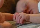 Miért hideg a kisbabád keze?