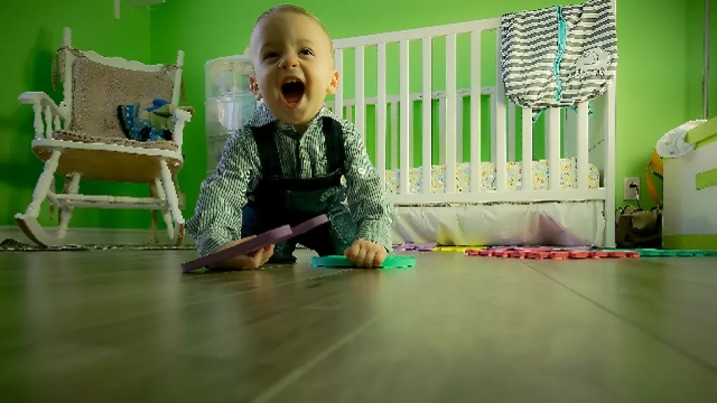 Miért baj, ha a babád nem mászik, hanem egyből jár?