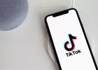 Korlátozza a 18 éven aluliakat a TikTok: 60 perc lesz a napi limit