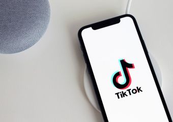 Korlátozza a 18 éven aluliakat a TikTok: 60 perc lesz a napi limit