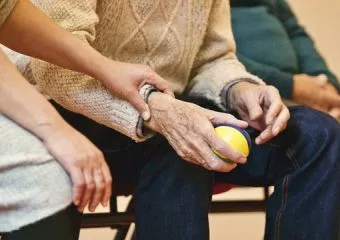 "Ő gondoskodott rólam gyerekkoromban, és nem akarom őt egy idősek otthonában látni" - 96 éves nagymamájára vigyáz az unoka