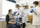 Változott a kismamák oltása: a várandósok is megkaphatják a második vakcinát