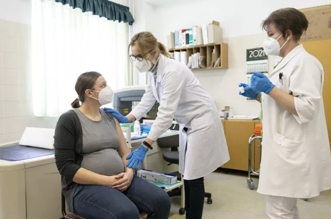 Változott a kismamák oltása: a várandósok is megkaphatják a második vakcinát