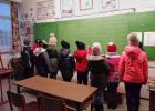 11 fokos tanterem a szombathelyi iskolában: kabátban, sapkában tanulnak a gyerekek