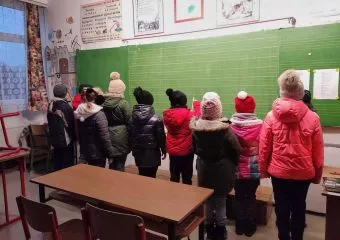11 fokos tanterem a szombathelyi iskolában: kabátban, sapkában tanulnak a gyerekek