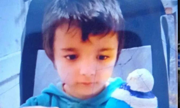 Eltűnt egy 6 éves autista kisfiú, Gergő - a szél miatt nyílt ki a család kapuja