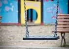 Belehalt a hatéves kislány, hogy rázuhant egy mászóka Csányon - nem csitul a helyiek felháborodása