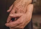 Egymás kezét fogva halt meg az idős pár 63 évnyi házasság után