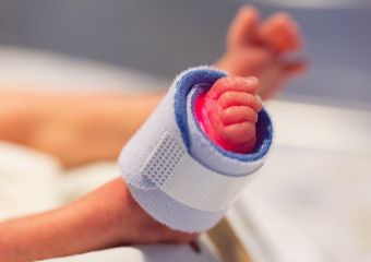 Alig 90 dekával, a ciprusi nyaraláson született a baba - így néz ki most