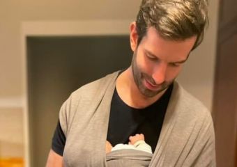 Miért nem helyénvaló, hogy Rákay Philip azon gúnyolódott, hogy Fekete-Győr András magára kötötte a gyermekét?