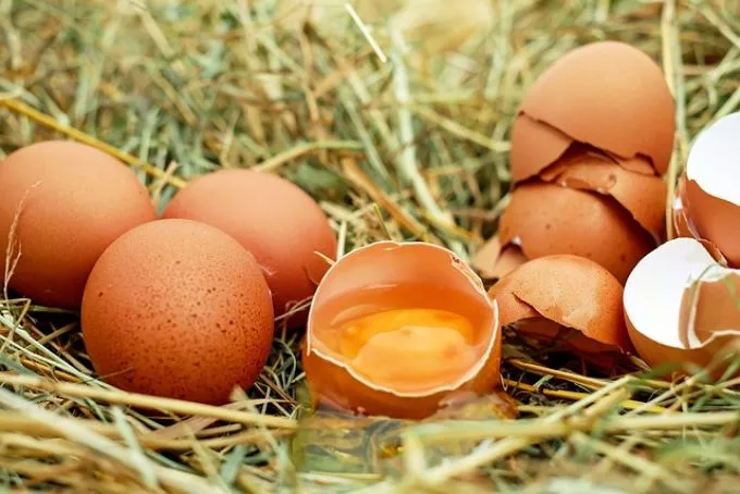 Anyák legújabb kihívása: tojást törnek fel a gyermekük fején
