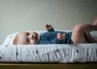 Mit tegyünk, ha leesett a baba az ágyról? - A gyermeksebész válaszol