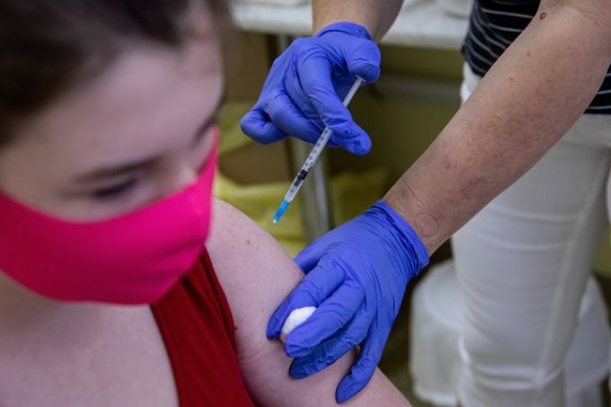 Szűk határidőt kaptak az iskolaigazgatók, hogy megszervezzék a diákok tanévkezdés előtti oltását Szűk határidőt kaptak az iskolaigazgatók, hogy megszervezzék a diákok tanévkezdés előtti oltását