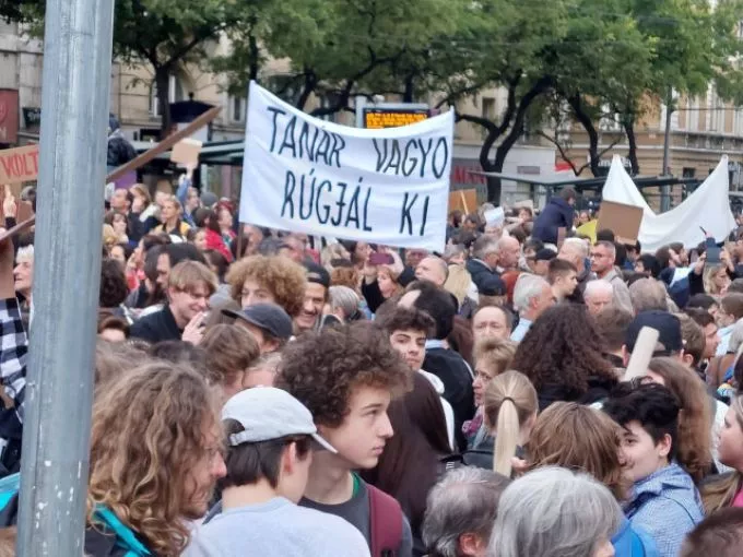 Megalakult a Tanárok a Tanárokért csoport: 300 tanár azonnal beszünteti a munkát, ha retorzió éri a kollégáit Megalakult a Tanárok a Tanárokért csoport: 300 tanár azonnal beszünteti a munkát, ha retorzió éri a kollégáit