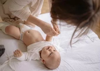 Éjfélkor fekteti le a kisbabáját, nekiestek a kommentelők - Vekerdy szerint ezért káros, ha este 10-kor még fent van a gyerek