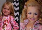 Élő Barbie babák a kifutón: ilyen a boldog gyerekkor? 