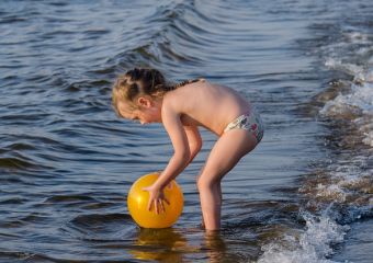 Kell-e bikinifelső a kislányra a strandon? 