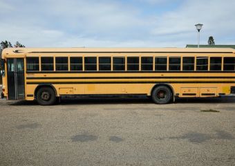 "Miért nem vette észre senki, hogy nincs óvodában?" - Küzdenek a 8 órára buszban felejtett kislány életéért