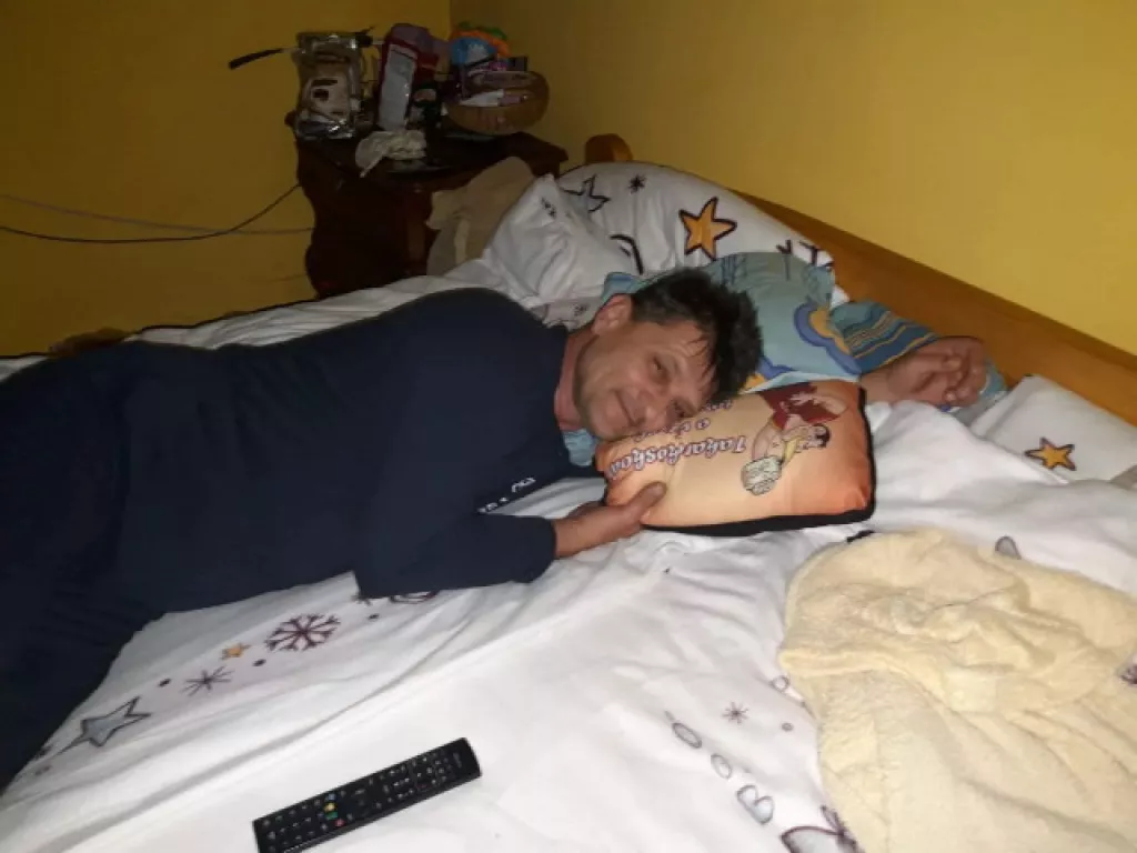 férj a párnán