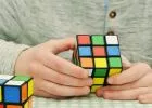 3,13 másodperc alatt rakta ki egy autista fiú a Rubik-kockát - megdöntötte a rekordot