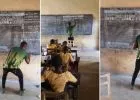 Táblán oktatja a számítástechnikát egy ghánai tanár, gép nélkül!