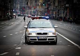 Pánik egy budapesti iskolában: éles eszközzel támadt társára egy 18 éves diák