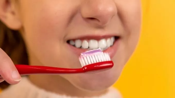 „A barátnőm állandóan az én fogkefémet használja, és szerinte ez teljesen rendben van” - de mit mondanak a szakemberek?
