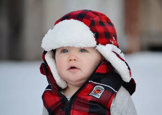 Kihűlés és túlöltöztetés veszélyei: így öltöztesd a babát télen!