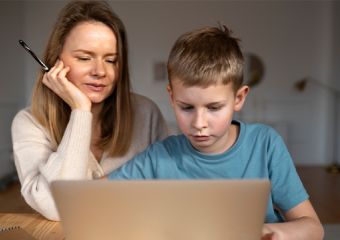 Iskola előkészítő: érdemes-e online csoportba beíratni a gyereket?