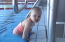 1 év 9 hónaposan már mélyvízben úszik a kislány - a kétéves kisfiú pedig makarónit készít