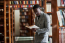 11 ves korig nem beszlt, 18 ves korig olvasni sem tudott - most a Cambridge Egyetem professzora