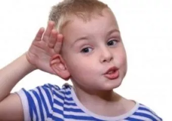A halláskárosodás a helyes beszéd elsajátítását is nehezíti