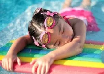 Vízi-móka placcsal - Hogy élje túl a gyerek az úszásoktatást?