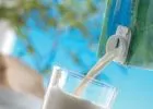 Szakértők öntenek tiszta tejet a pohárba