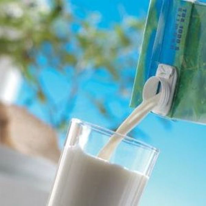 Szakértők öntenek tiszta tejet a pohárba Szakértők öntenek tiszta tejet a pohárba