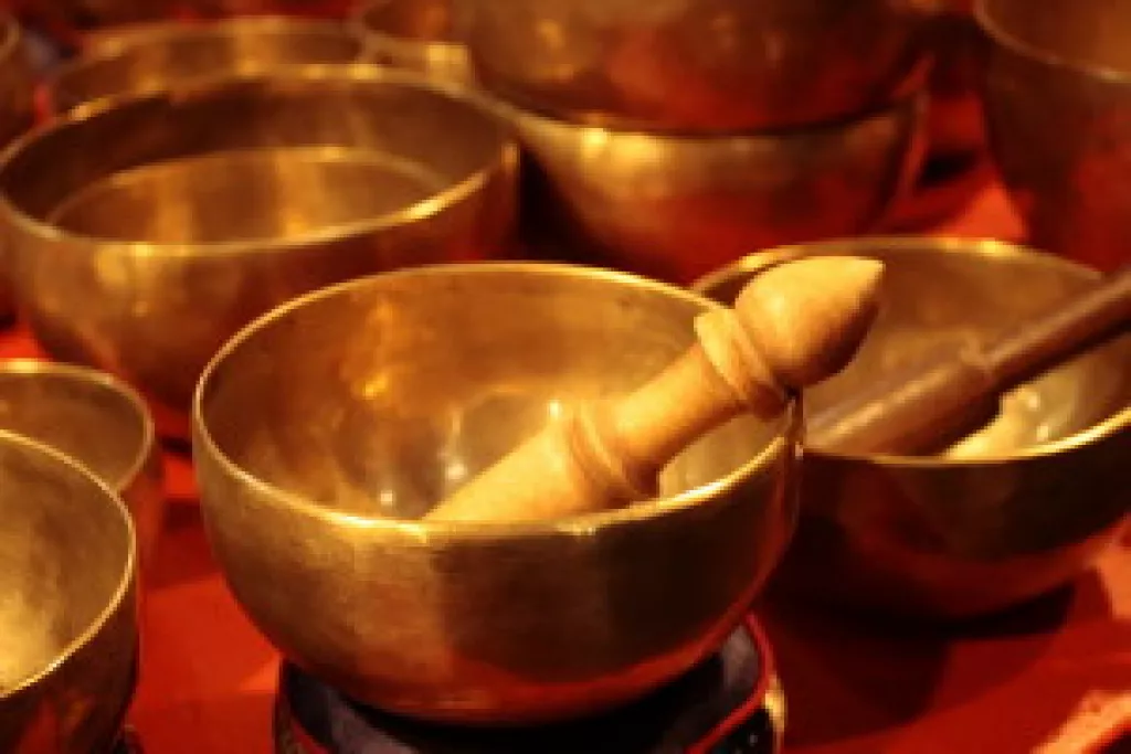 A tibeti hangtálak és a hangmasszázs terápia