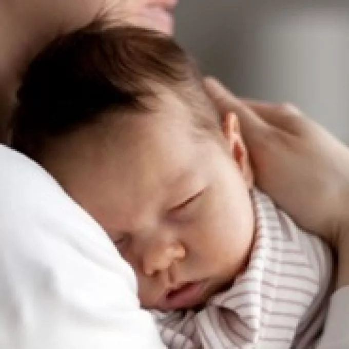 A heti egynél többször anyjuk nélkül alvó babák bizonytalanabbul kötődnek