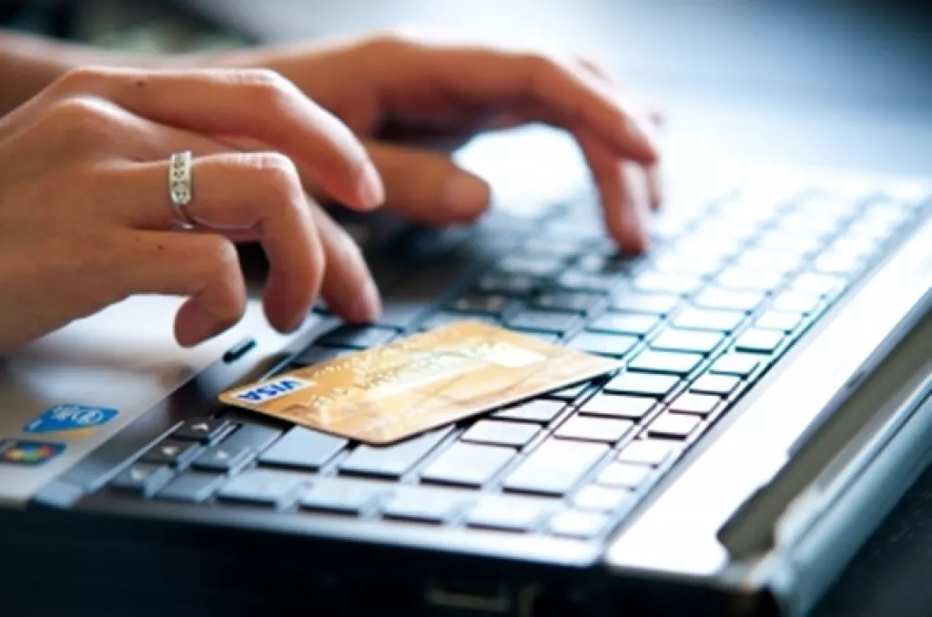 Az üzlettel is rendelkező webáruházaké az onlie-forgalom döntő része