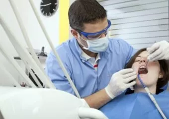 Új, fúrás nélküli módszert találtak fel a fogszuvasodás kezelésére brit orvosok
