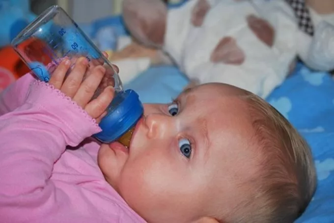 Tudjuk, mennyit kell inniuk a babáknak?