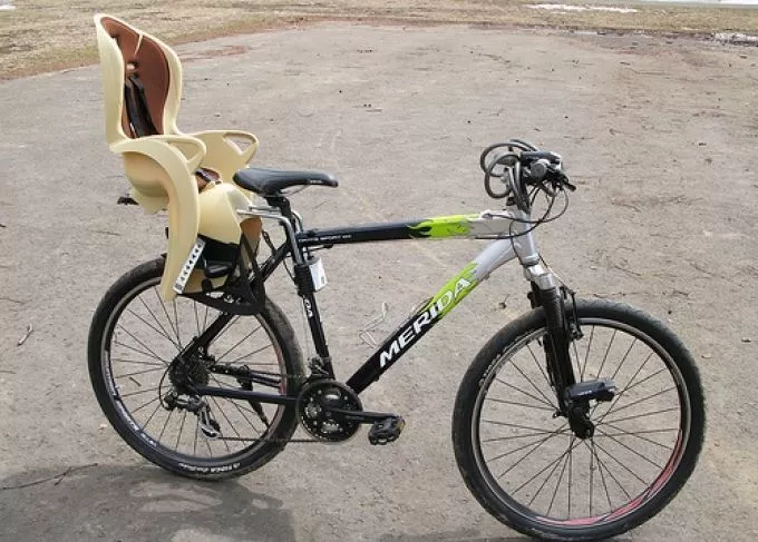 A vizsgáltak közül egyik kerékpárra szerelhető gyermekülés sem volt biztonságos
