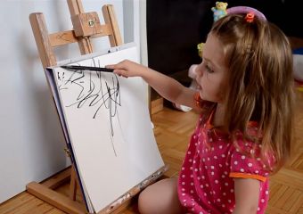 2 éves gyermeke firkáit változtatja művészi festményekké egy anyuka